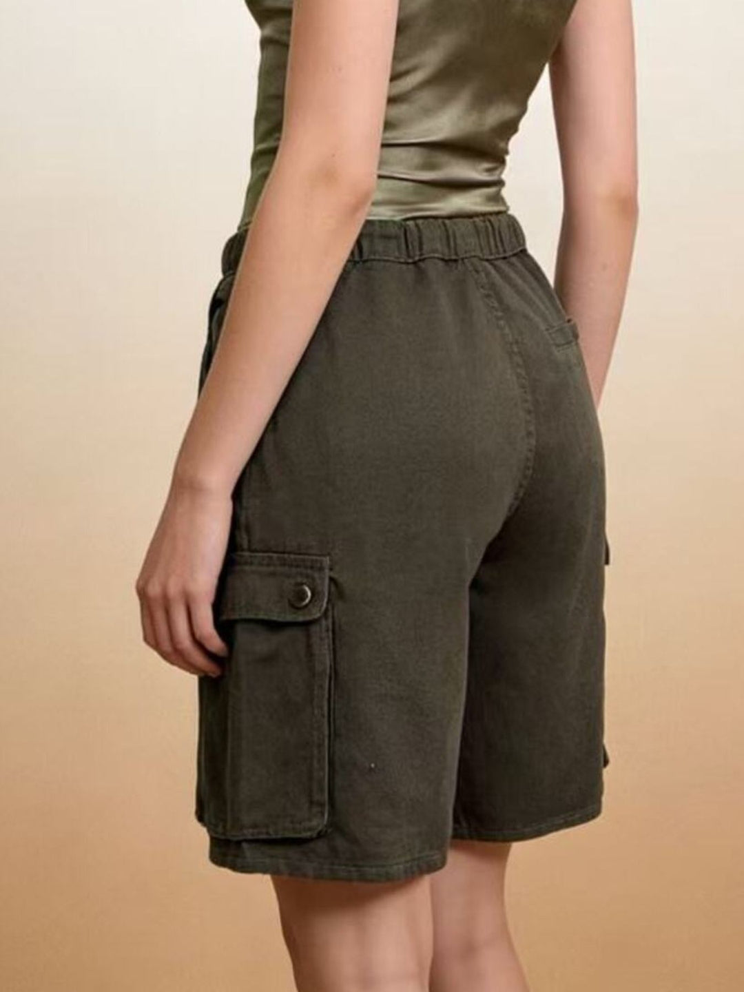Knee-length drawstring cargo shorts with flap pockets