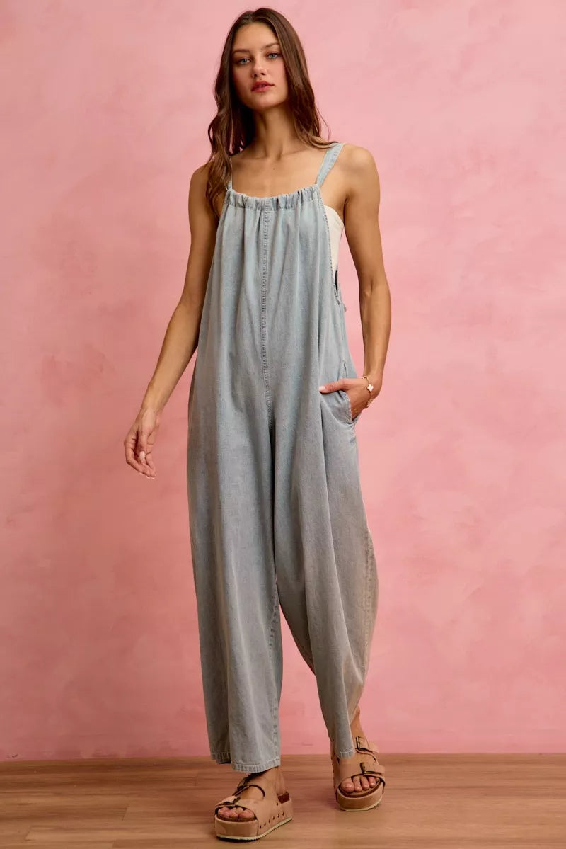 Wide-leg lightweight denim overalls with side pockets