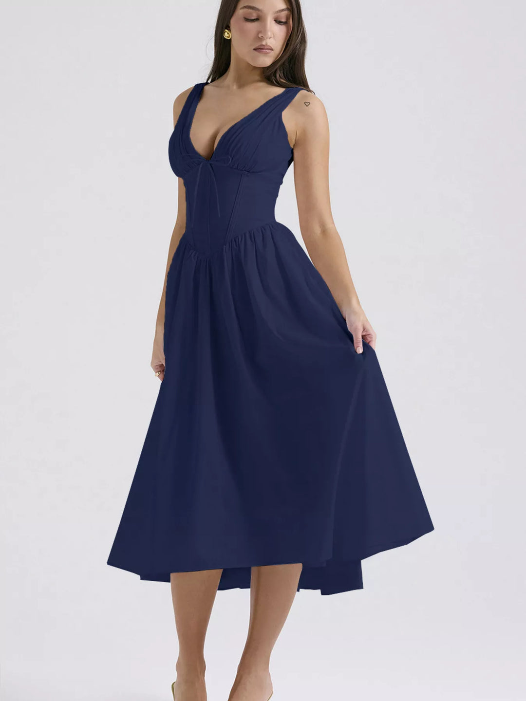 Sleeveless V-neck midi dress with fitted bodice and pockets