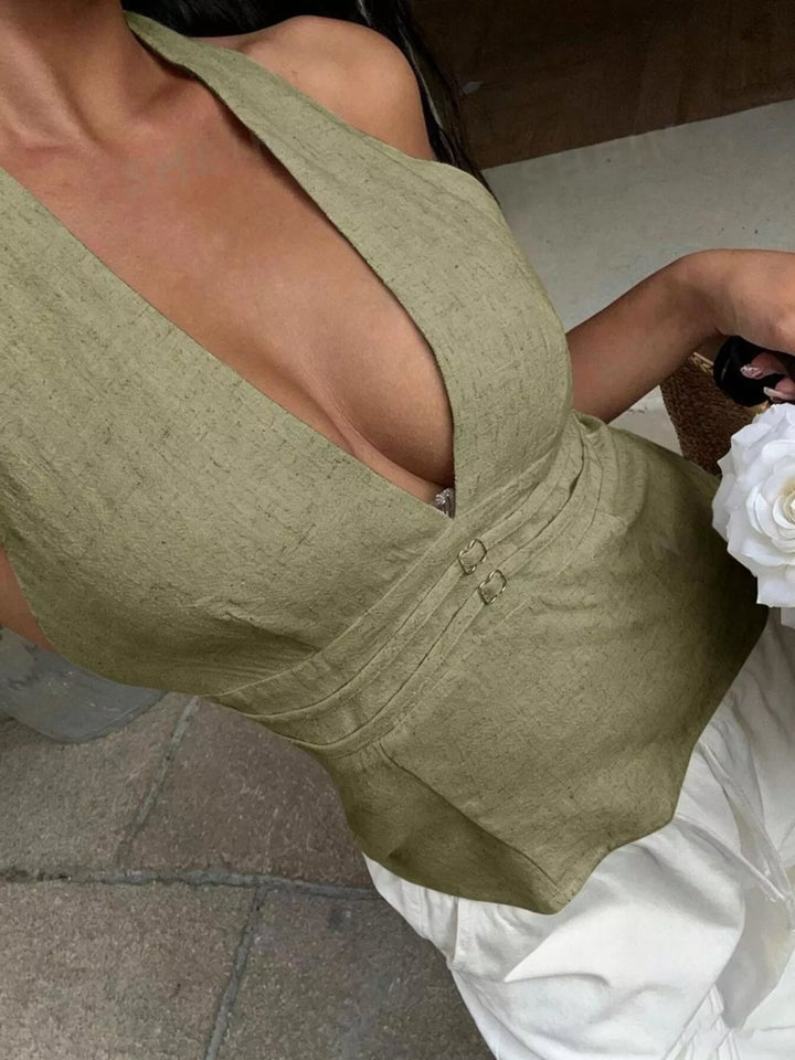 Deep-V halter tank with front buckle detail