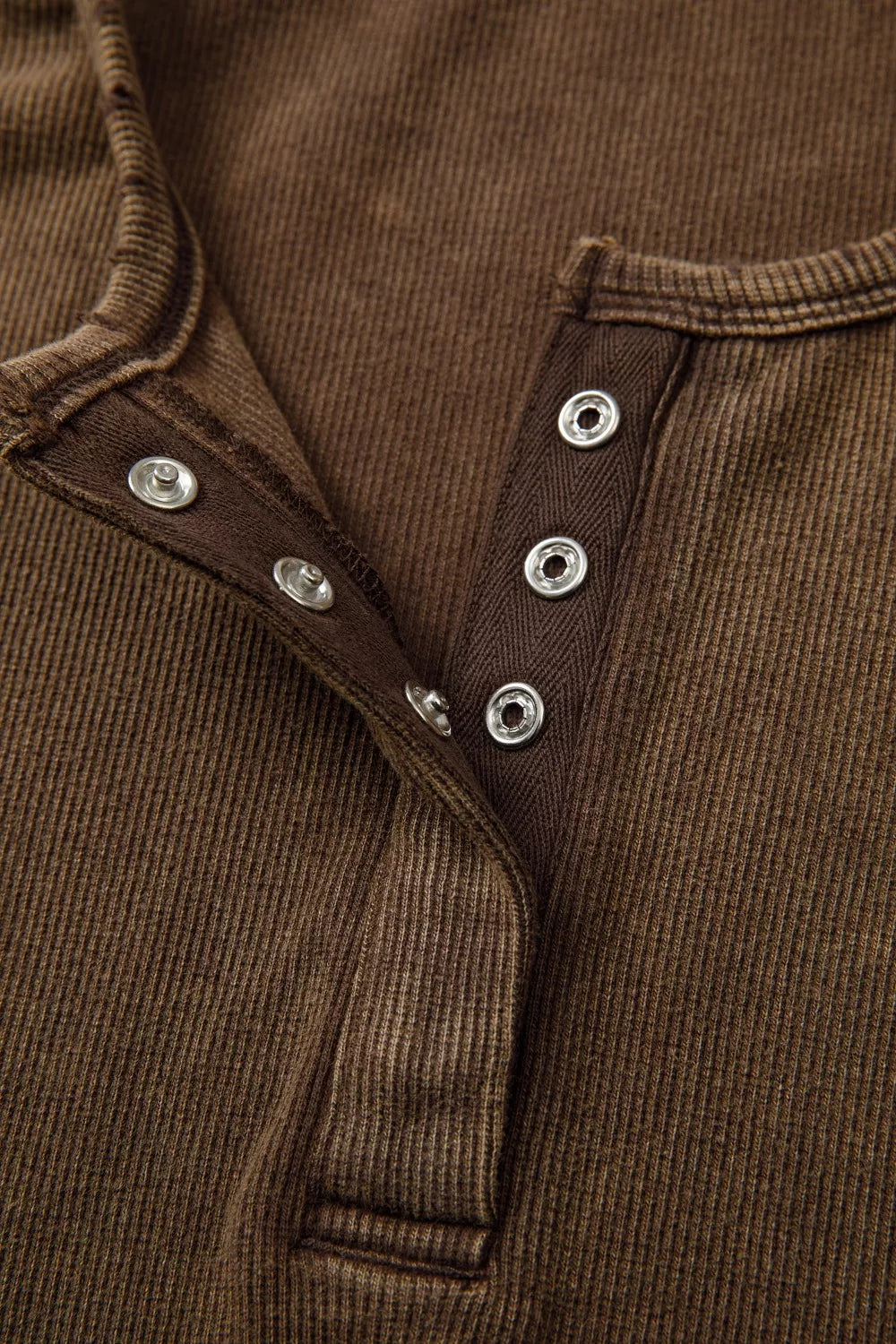 Ribbed knit snap-button wide-strap tank top