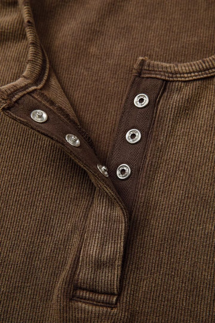 Ribbed knit snap-button wide-strap tank top