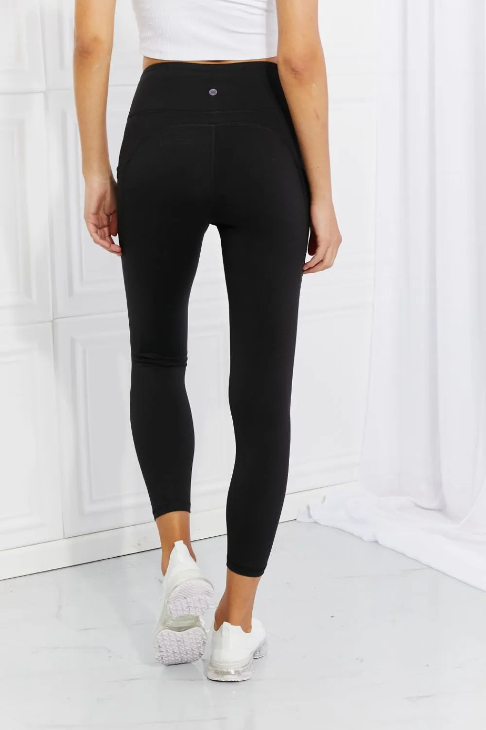 High-waisted active leggings with side pockets and reflective dots