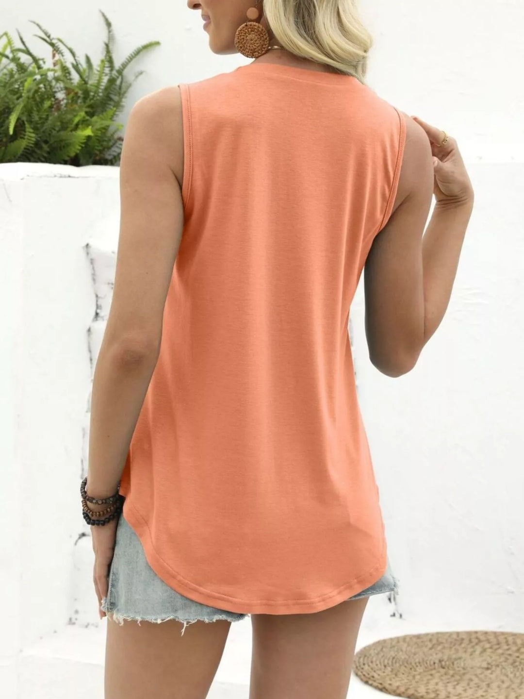 Crew neck sleeveless tank top with relaxed fit