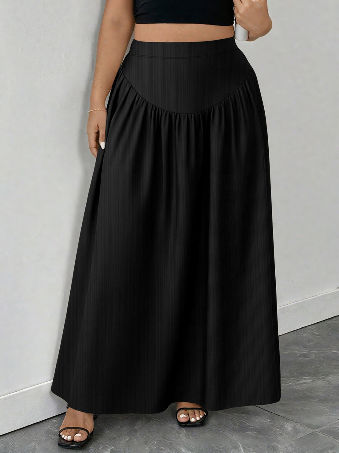 Plus size ruched high-rise maxi skirt with pockets