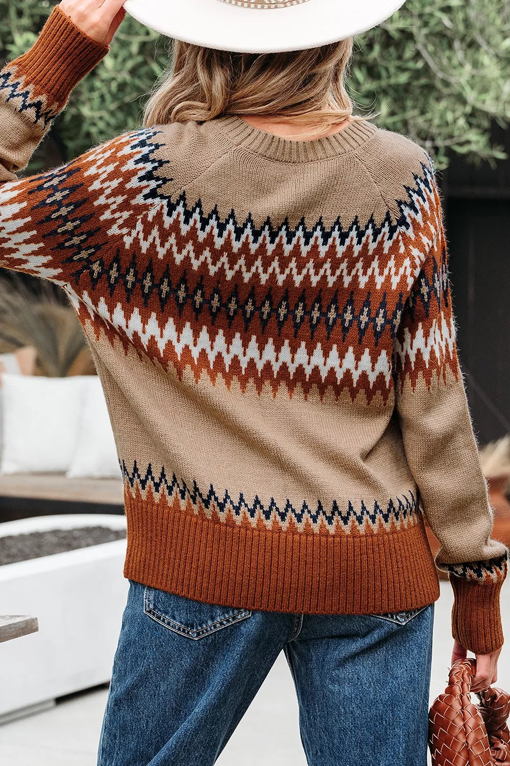 Geometric zigzag knit crew neck pullover sweater
