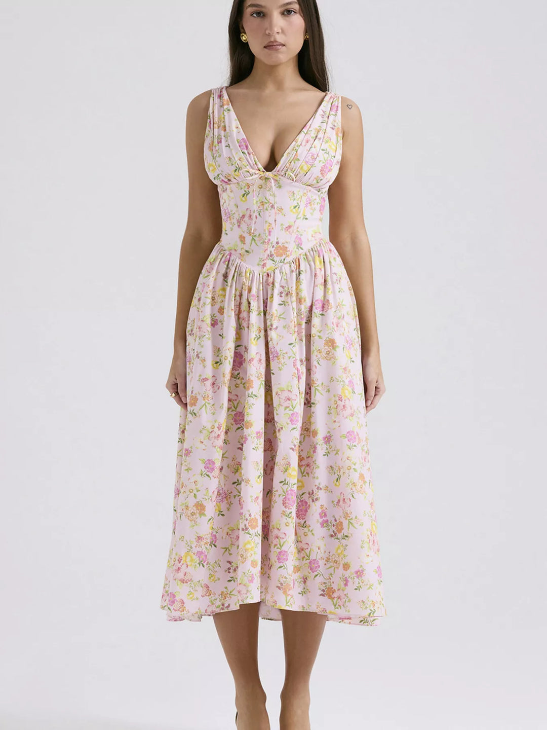 Sleeveless V-neck midi dress with fitted bodice and pockets