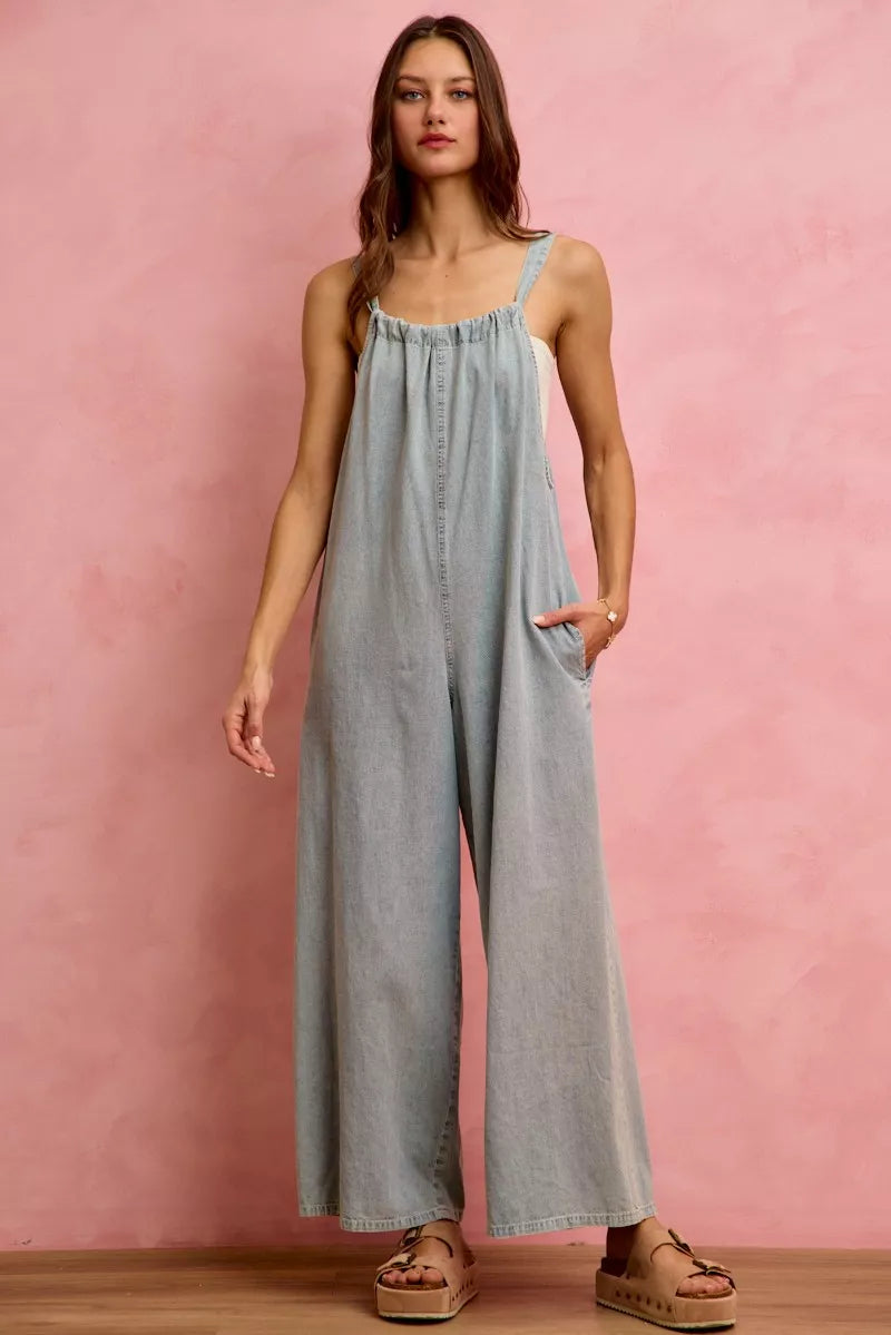 Wide-leg lightweight denim overalls with side pockets