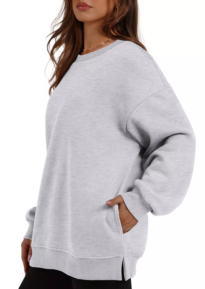 Relaxed crew neck sweatshirt with side pockets and slit hem