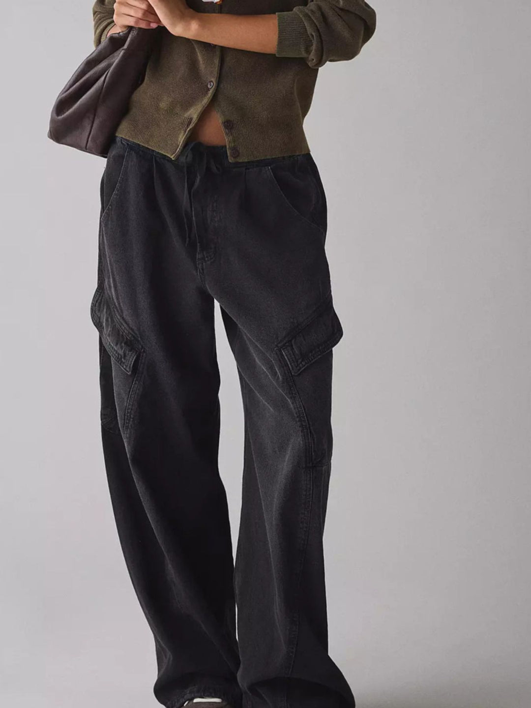 Wide-leg drawstring cargo jeans with side pockets