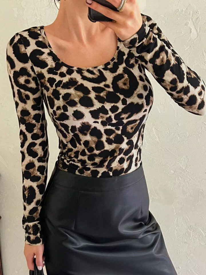 Leopard print scoop neck long sleeve fitted top