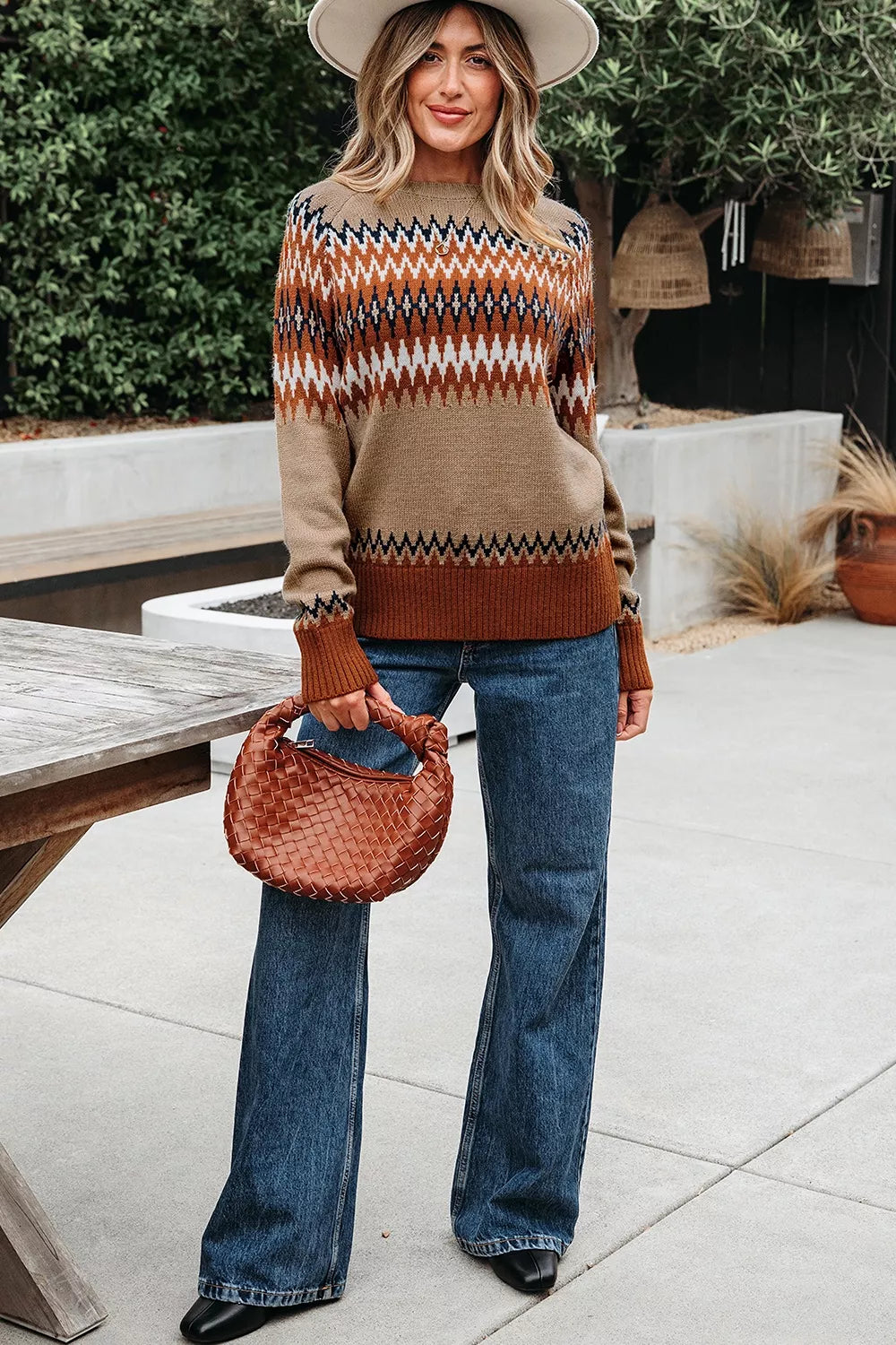 Geometric zigzag knit crew neck pullover sweater