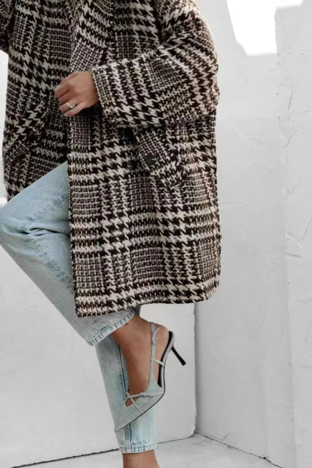 Houndstooth collared coat with long sleeves and pockets