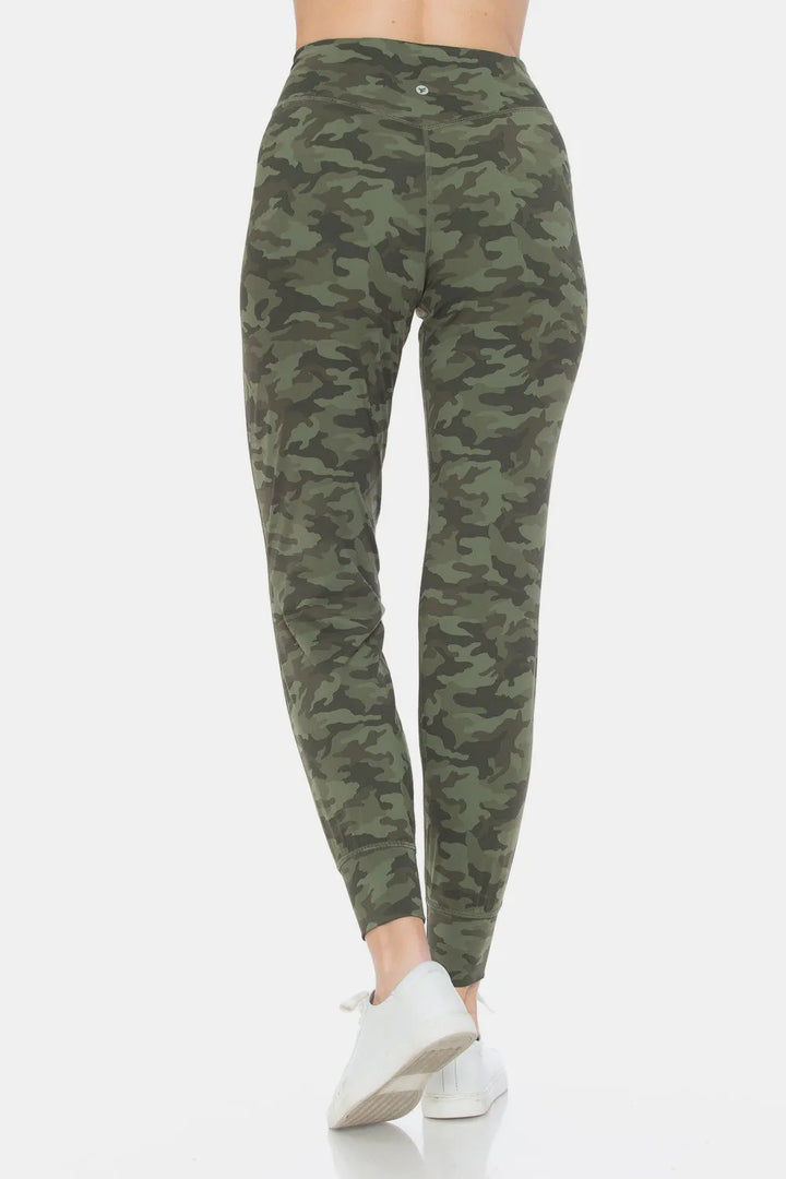 High-waist camo leggings with side pockets and cuffed ankles