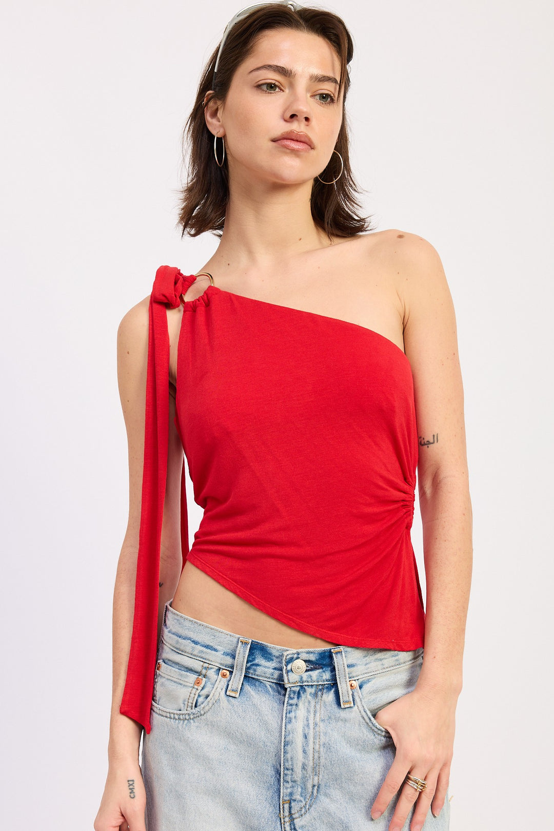 One-shoulder asymmetrical top with O-ring shoulder tie - Red