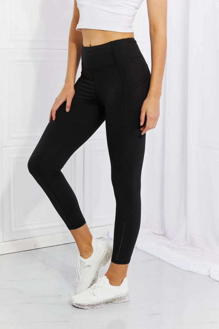 High-waisted active leggings with side pockets and reflective dots