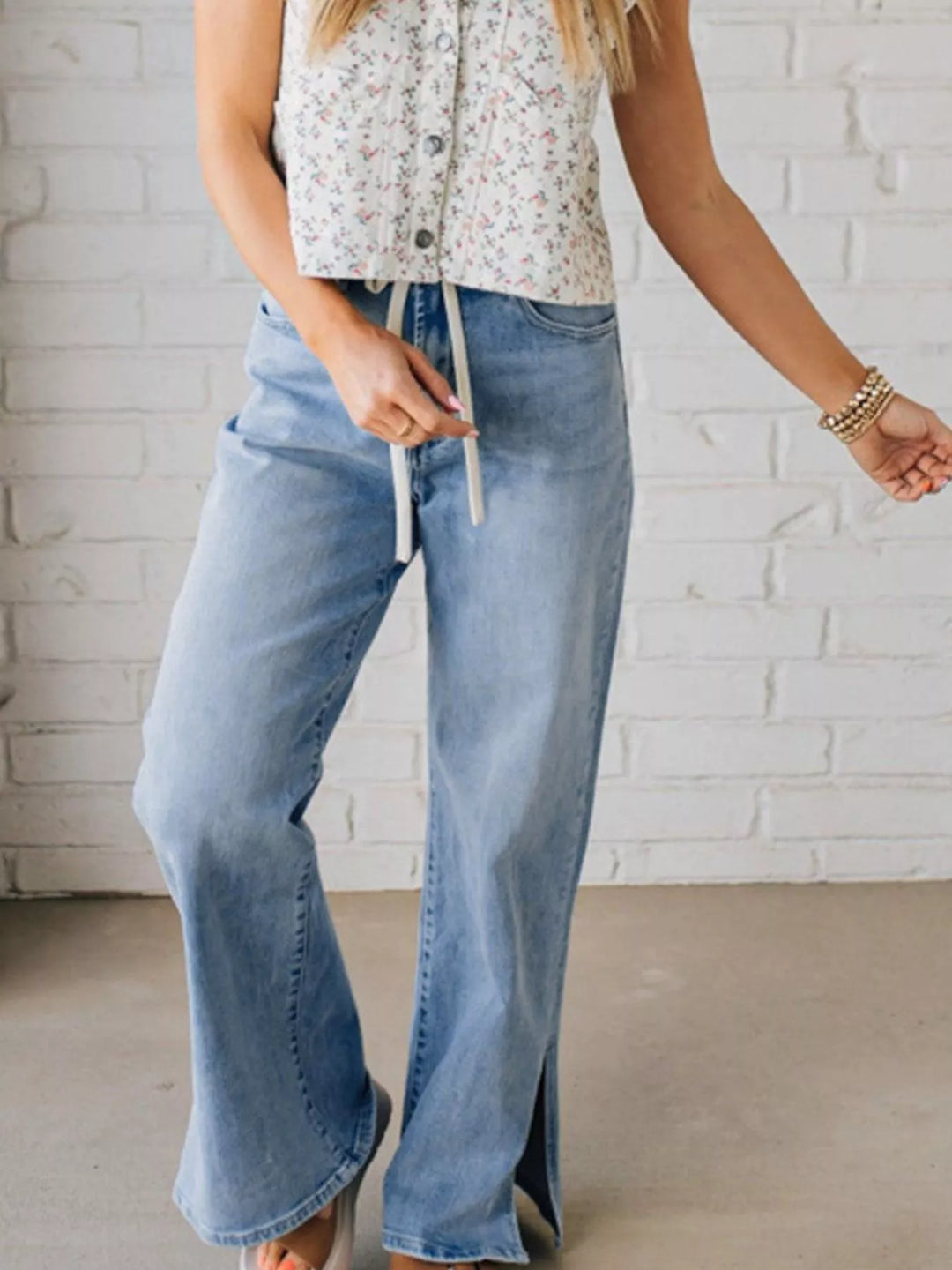 Drawstring wide-leg jeans with side slit hem