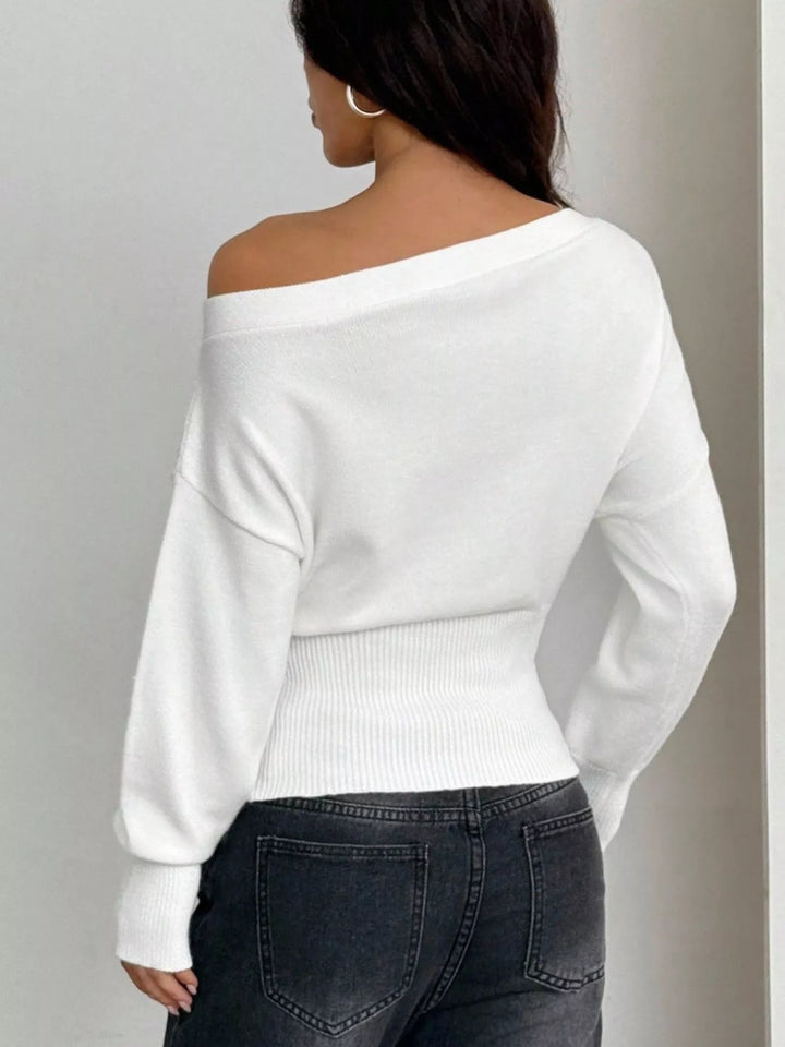 One-shoulder cropped sweater with ribbed waist and long sleeves