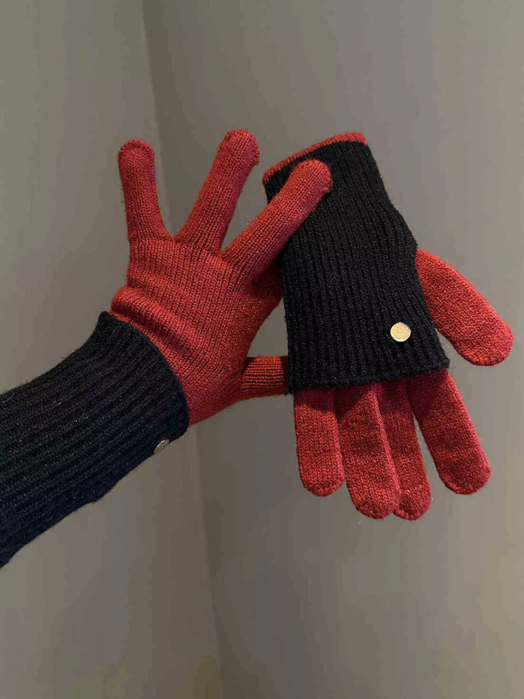 Red Two-tone ribbed knit convertible flip-top gloves