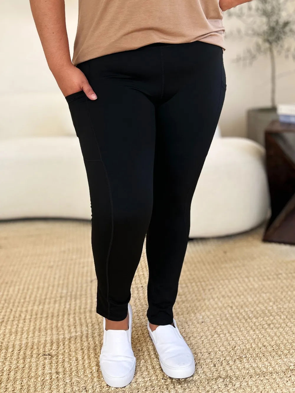 Wide waistband sports leggings with side pockets