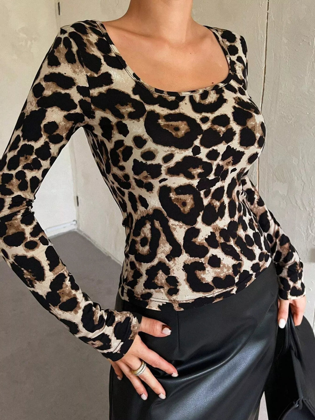 Leopard Leopard print scoop neck long sleeve fitted top