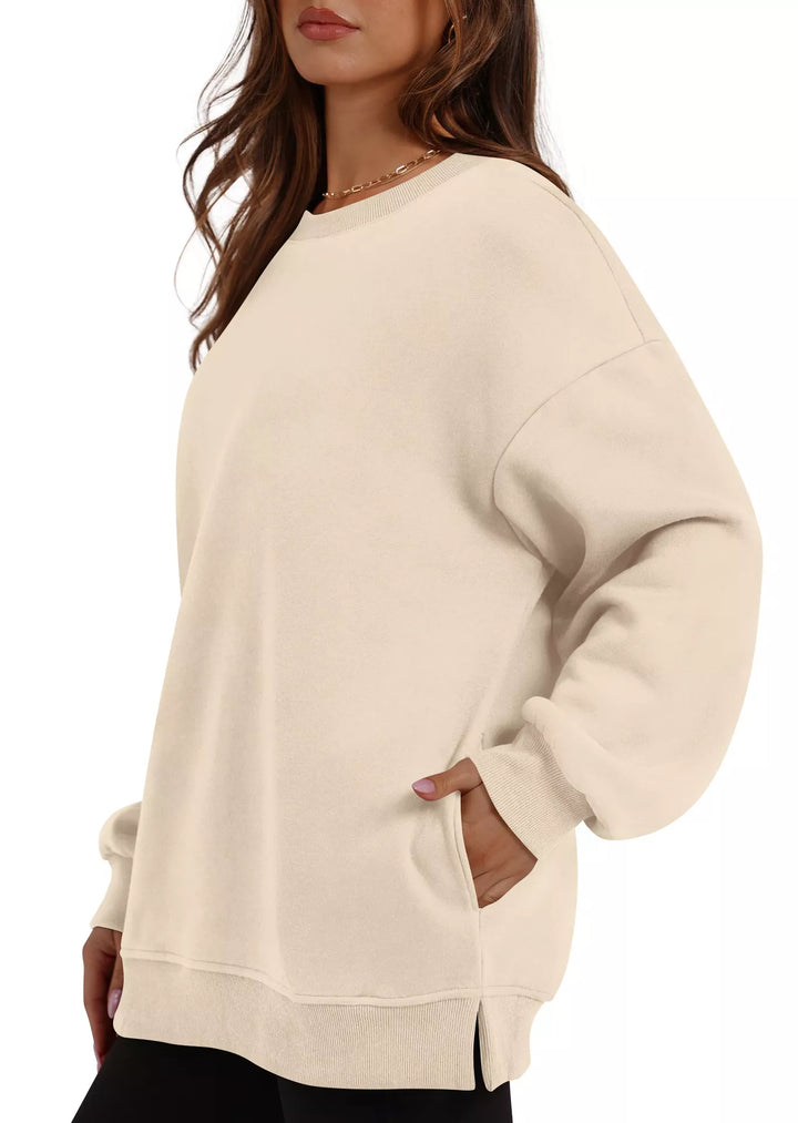 Relaxed crew neck sweatshirt with side pockets and slit hem