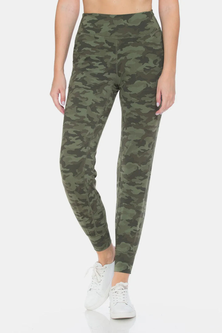 High-waist camo leggings with side pockets and cuffed ankles