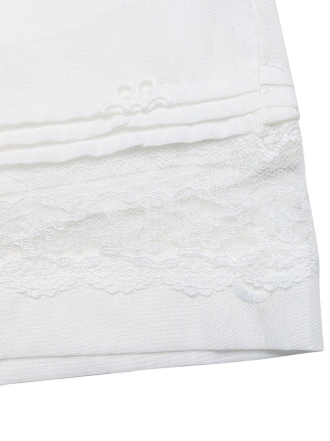 Eyelet embroidered shorts with lace-trim hem and pockets