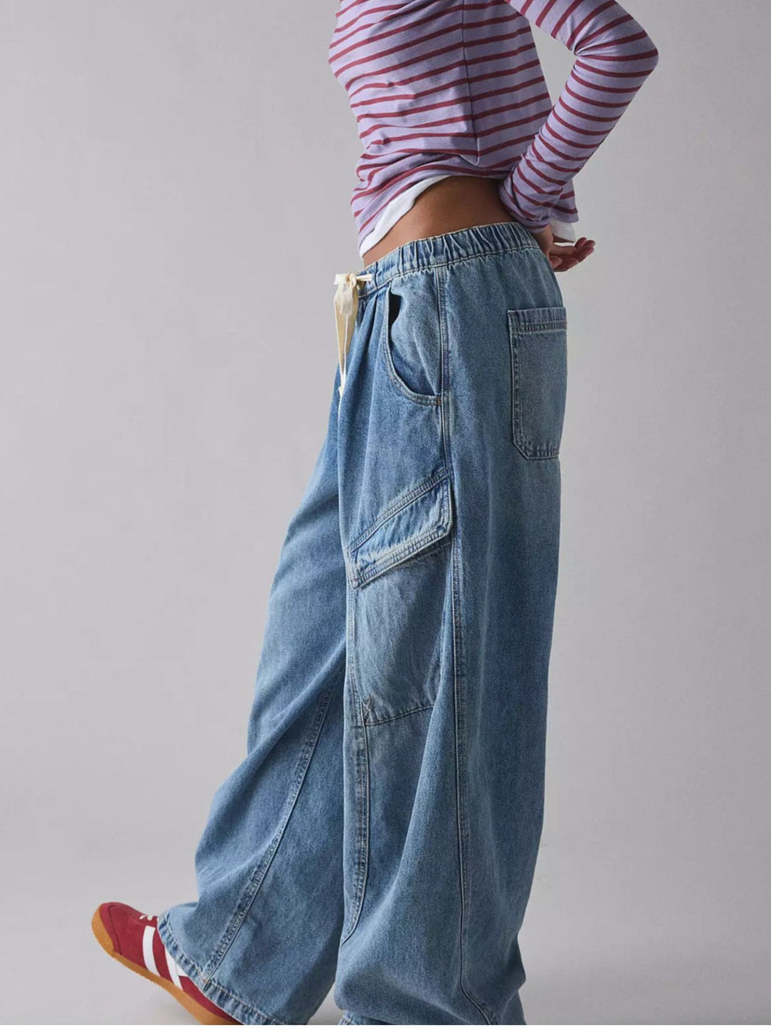 Wide-leg drawstring cargo jeans with side pockets
