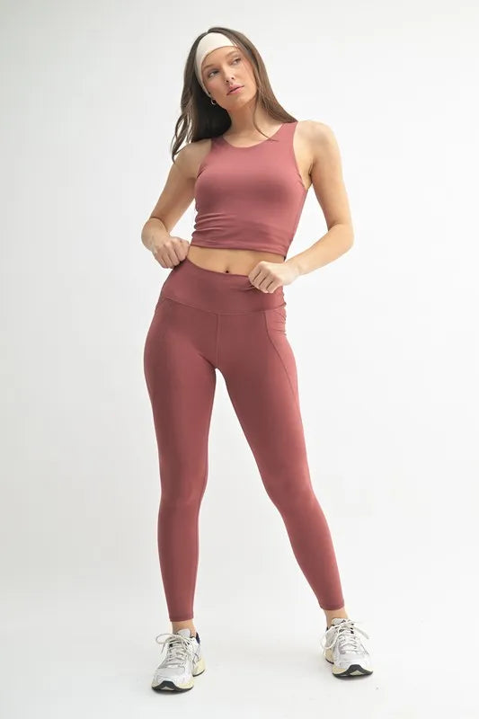 High-waisted sculpting leggings with side pockets