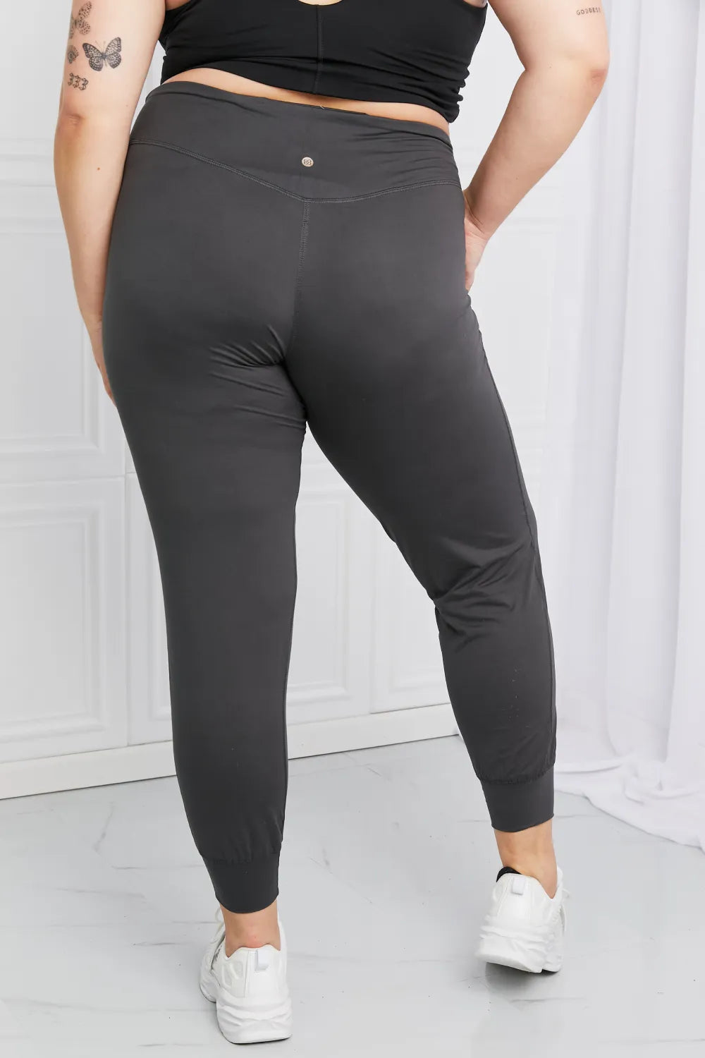 Pocketed high-waist jogger pants with cuffed hem