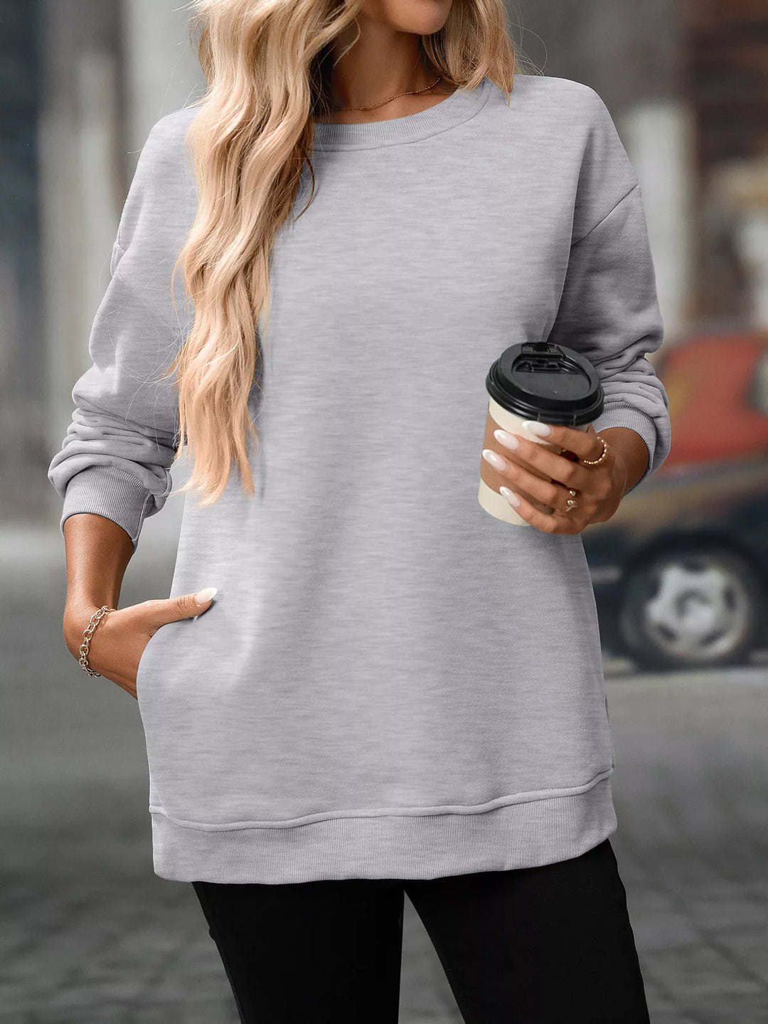 Relaxed crew neck sweatshirt with side pockets and slit hem