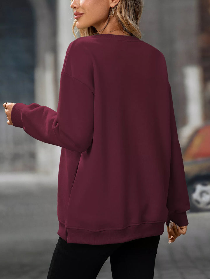 Relaxed crew neck sweatshirt with side pockets and slit hem