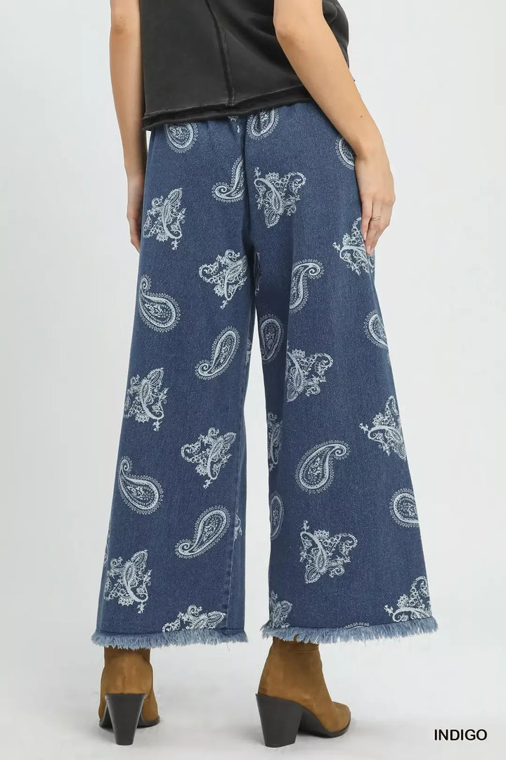 Paisley print wide-leg denim pants with frayed hem