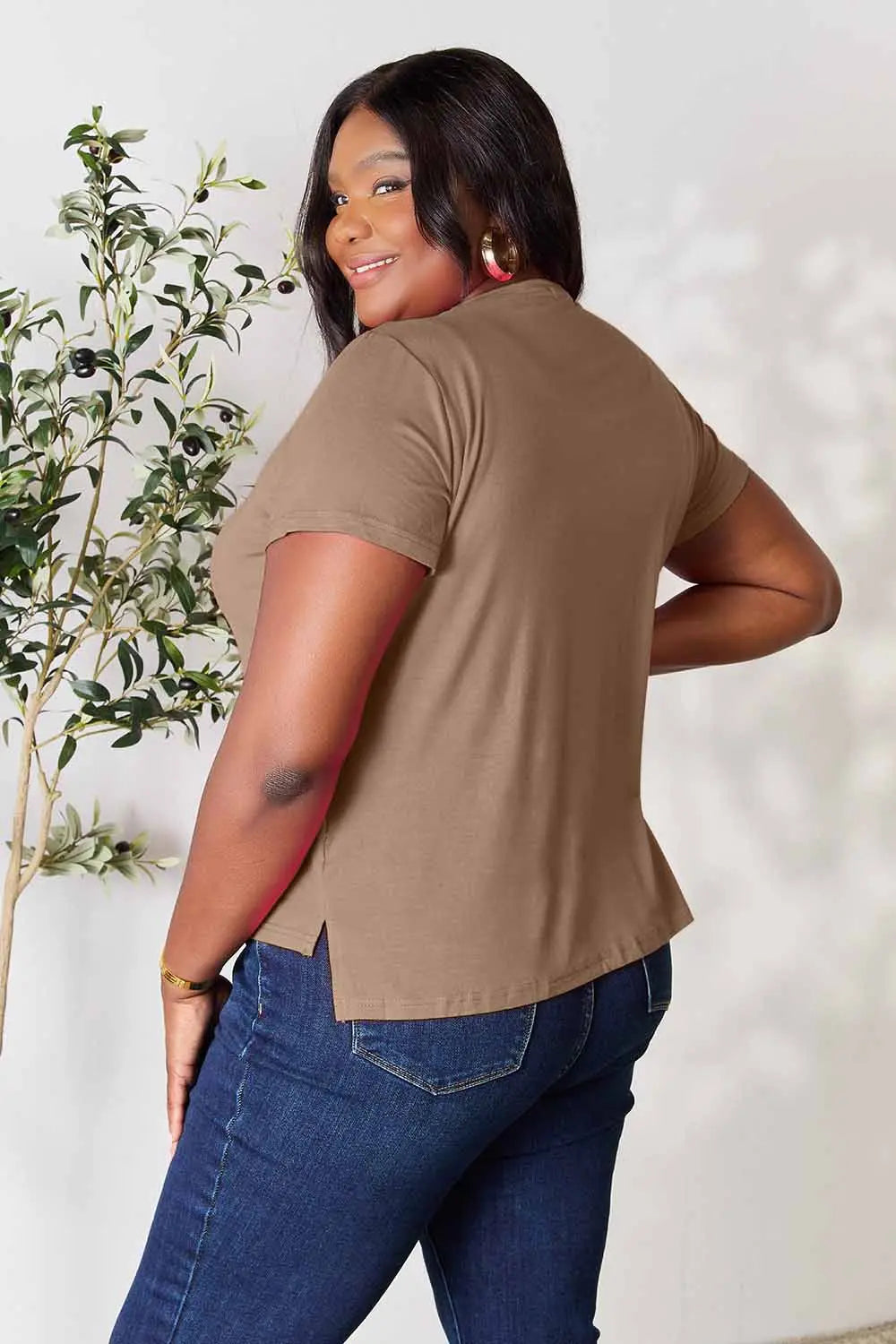 Round neck short sleeve tee with side slit hem