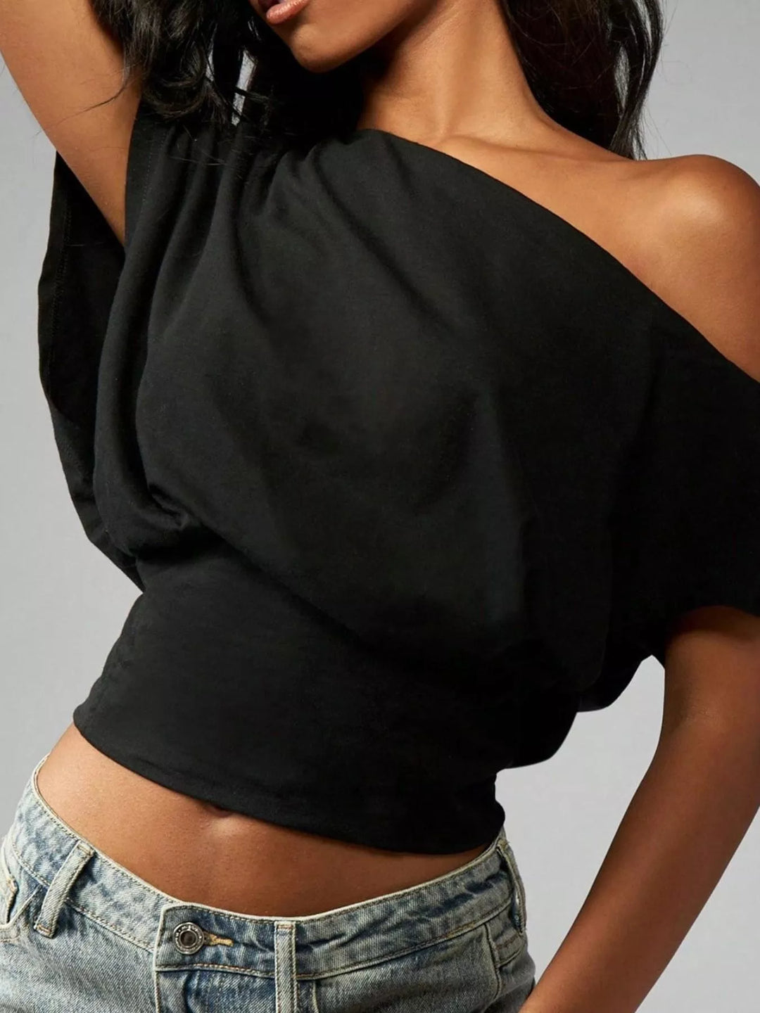Asymmetric one-shoulder crop top with short sleeve
