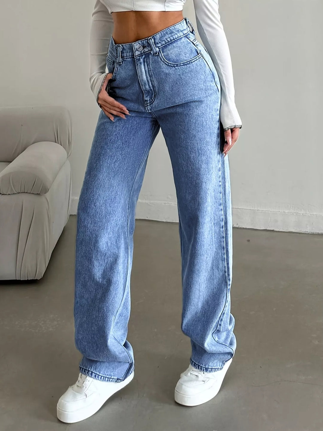 High-rise wide leg denim jeans with side pockets