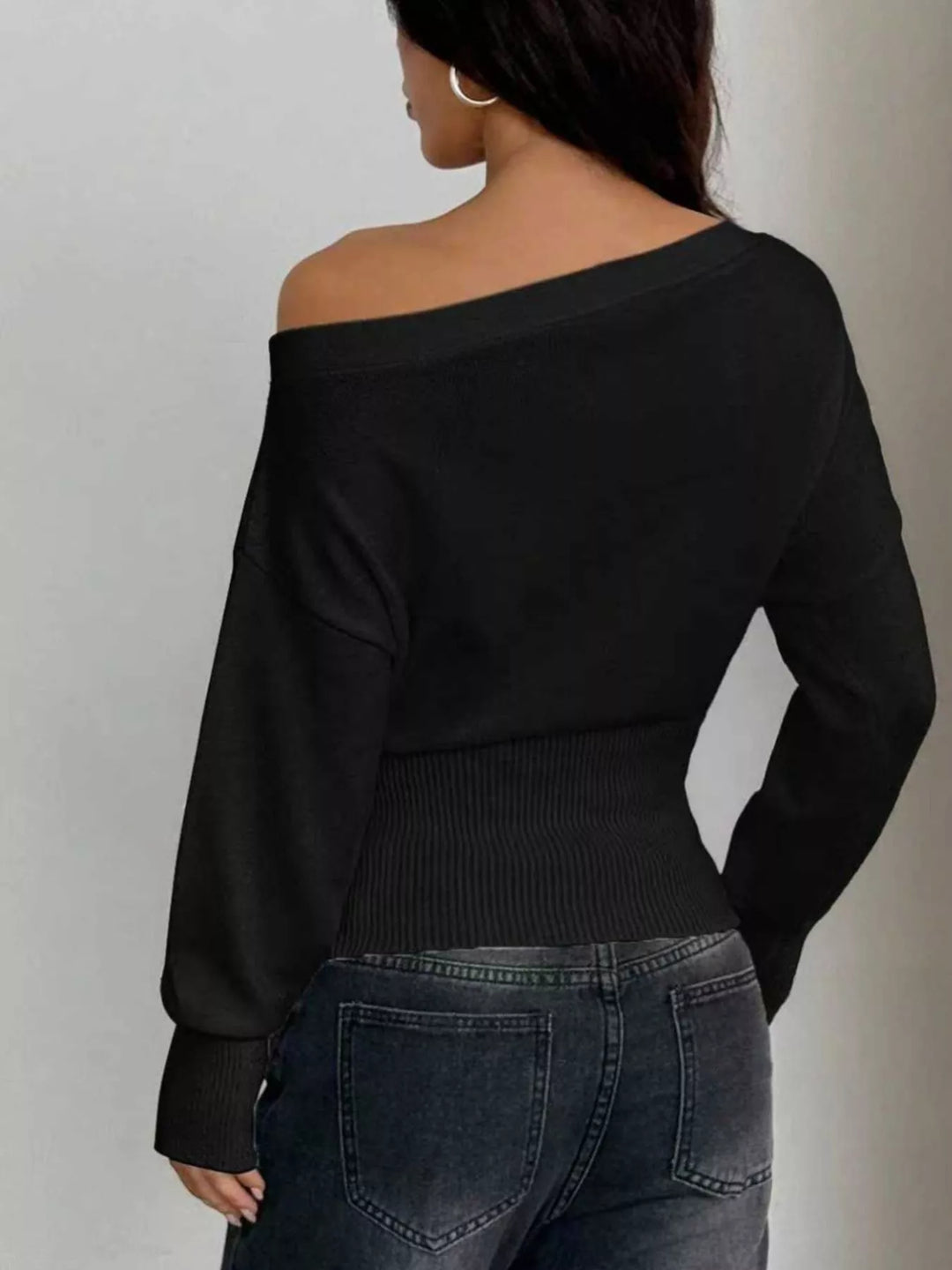 One-shoulder cropped sweater with ribbed waist and long sleeves
