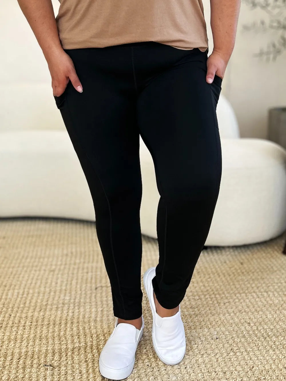 Wide waistband sports leggings with side pockets