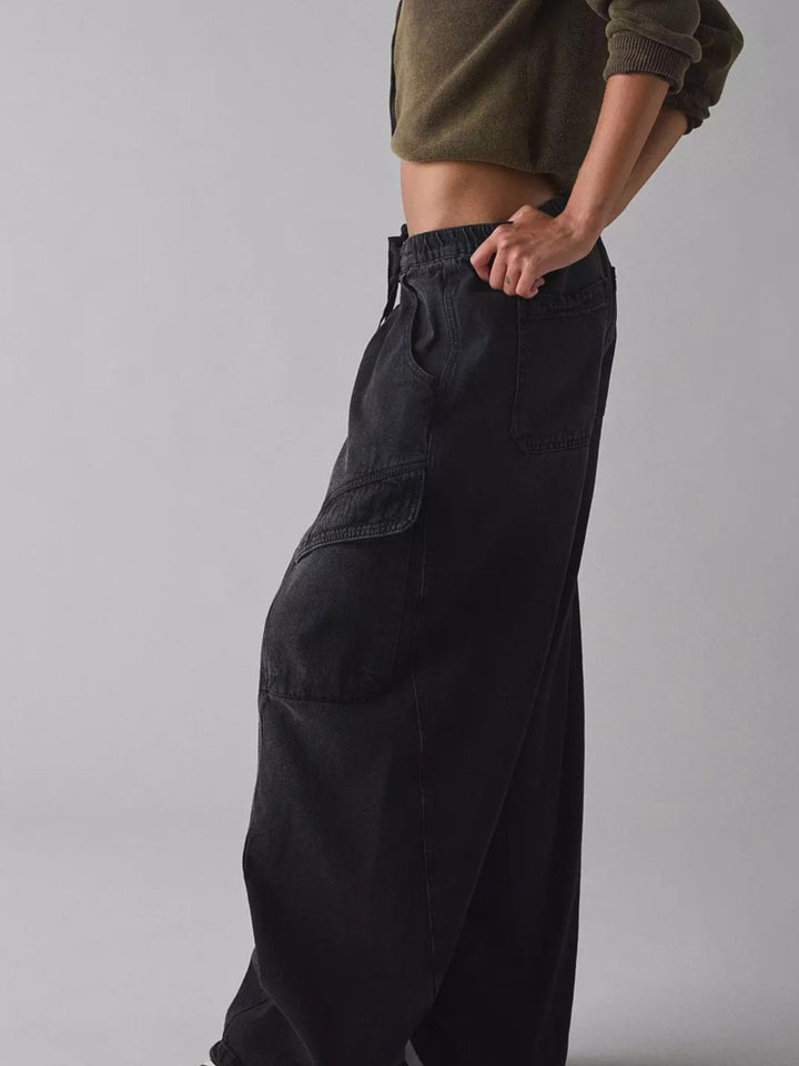 Wide-leg drawstring cargo jeans with side pockets