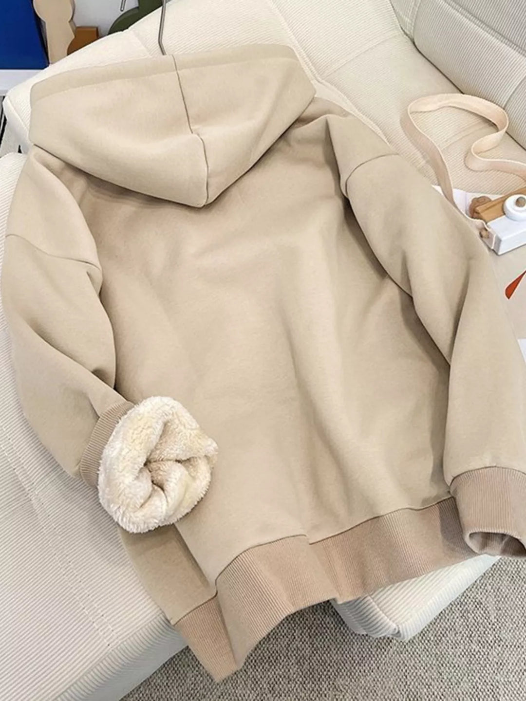 Fleece-lined zip-up hoodie with drawstring hood