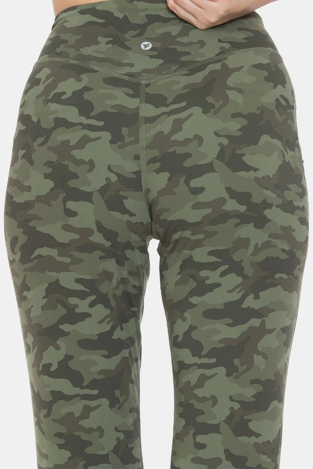 High-waist camo leggings with side pockets and cuffed ankles