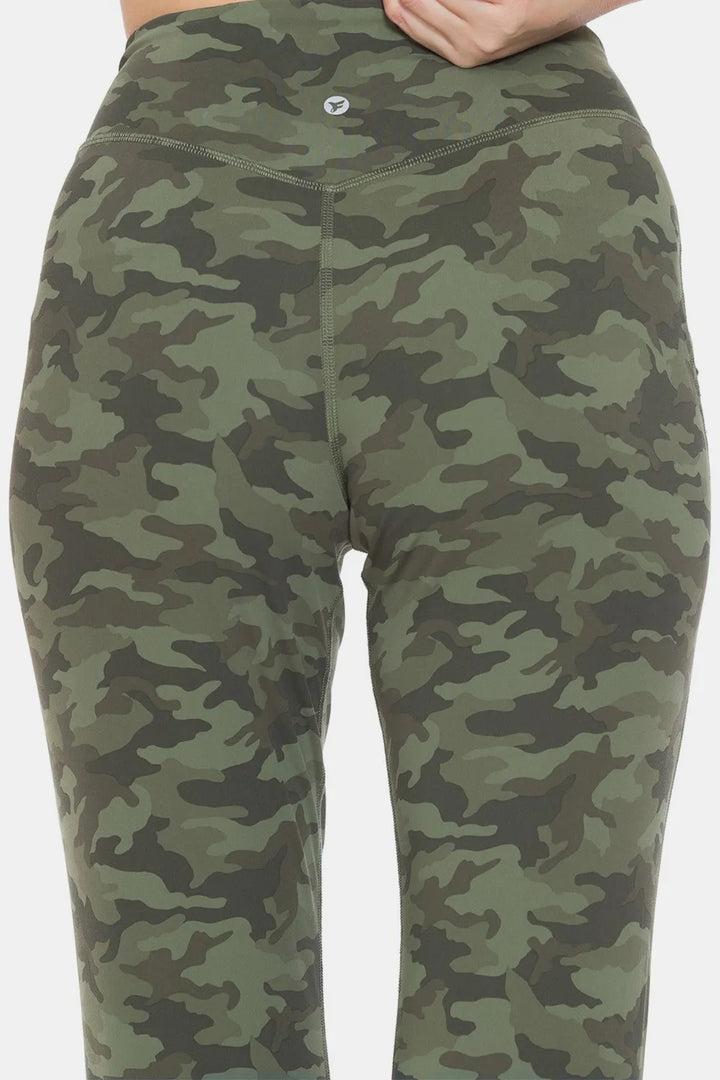 High-waist camo leggings with side pockets and cuffed ankles