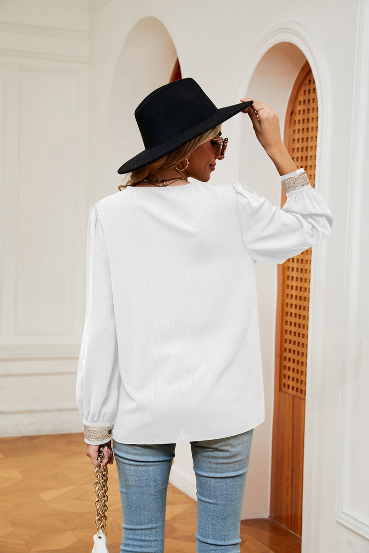 Contrast crochet trim V-neck puff sleeve blouse