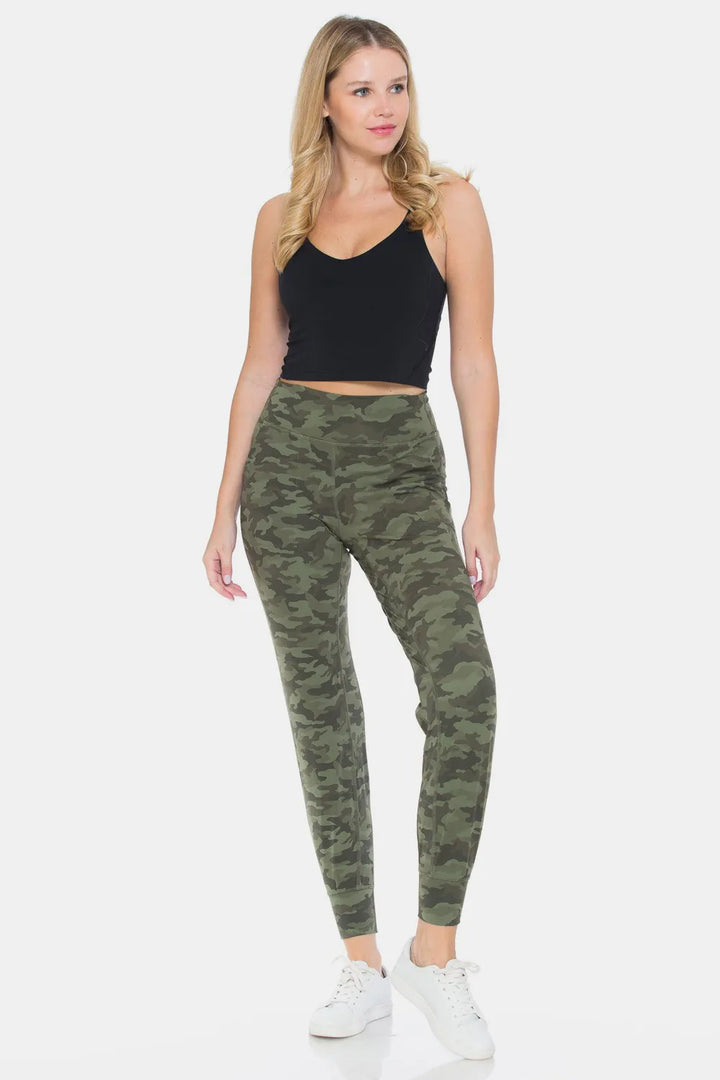 High-waist camo leggings with side pockets and cuffed ankles