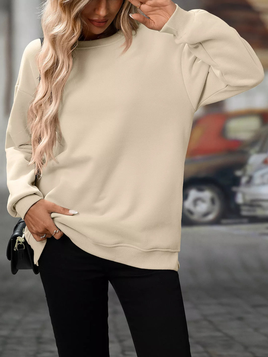 Relaxed crew neck sweatshirt with side pockets and slit hem