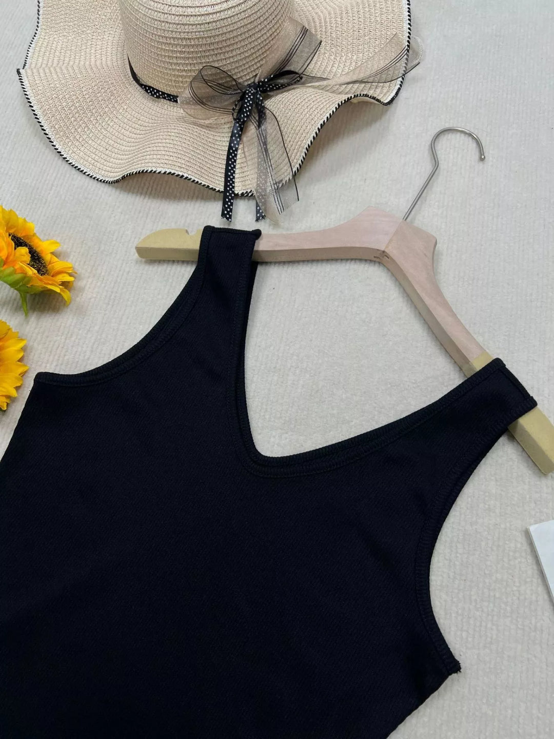 Ribbed knit V-neck slim-fit tank top