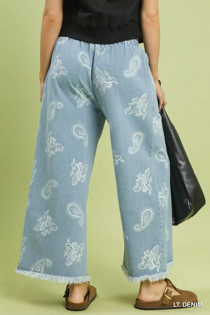 Paisley print wide-leg denim pants with frayed hem