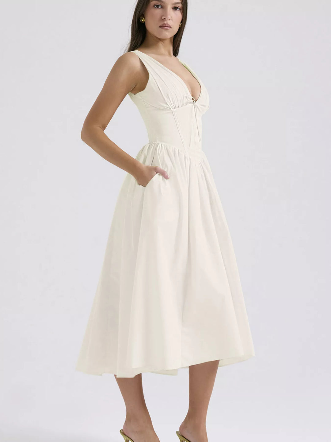 Sleeveless V-neck midi dress with fitted bodice and pockets