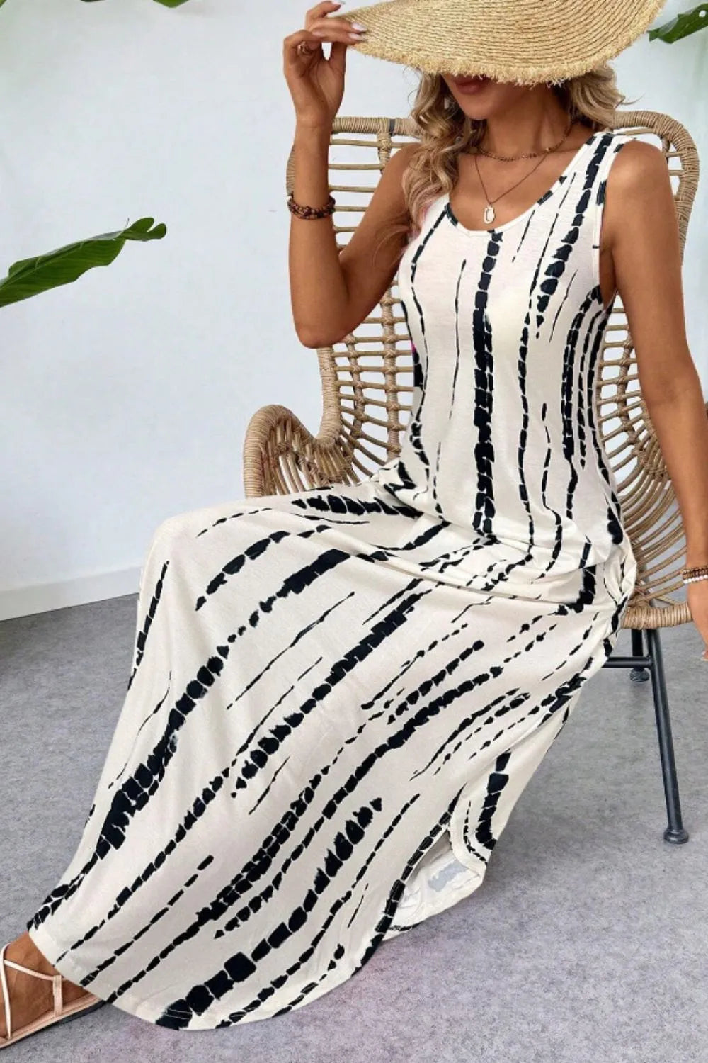 Abstract print sleeveless maxi dress with pockets